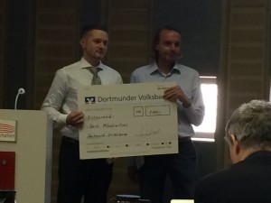 Dr. Sebastian Wenzel, Vorstandsmitglied des FVI, überreicht Bert Möschwitzer den Scheck über 1.000 Euro.
